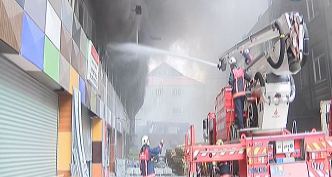 Bayrampaşa&#039;daki yangında dükkan sahiplerinden itfaiyeye destek