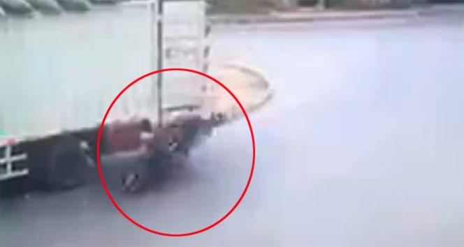 Çin&#039;de motosikletli şahıs kamyona böyle çarptı