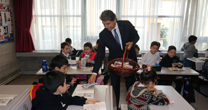 Fatih Belediyesi ilkokul öğrencilerine diş seti hediye etti