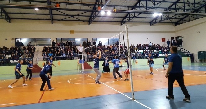 Borçka’da öğretmenler voleybol turnuvasında karşı karşıya geldi