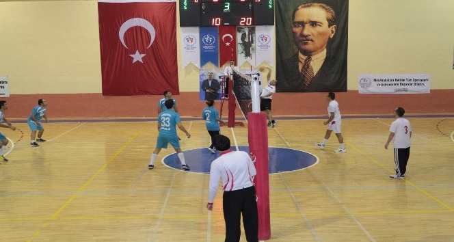 Karaman’da öğretmenler günü voleybol turnuvası sona erdi