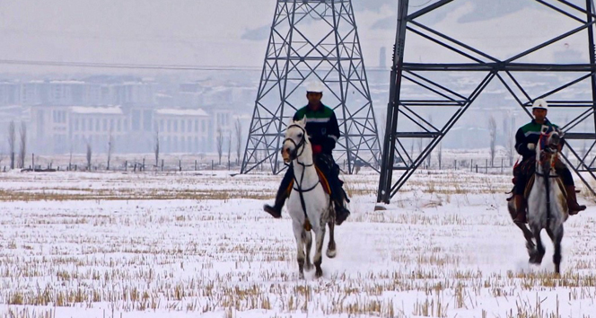 Kırsalda kaçak elektriğe karşı atlı ekip