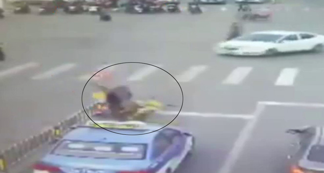 Sürücüsüz motosiklet adama böyle çarptı