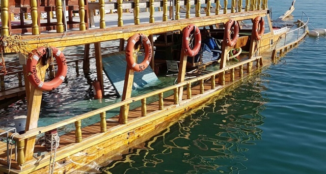 Alanya&#039;da boş gezi teknesi batma tehlikesi geçirdi