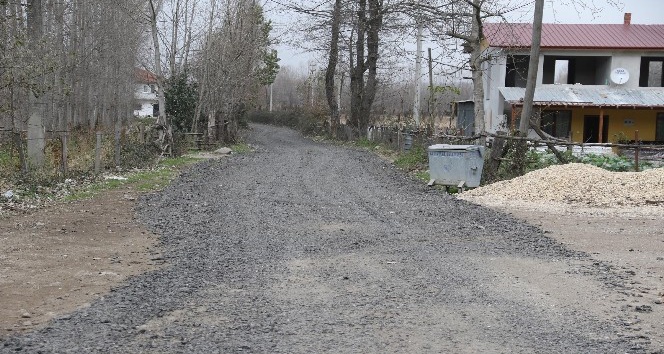 Altındere Maallesinde bozuk yollar asfaltlanıyor