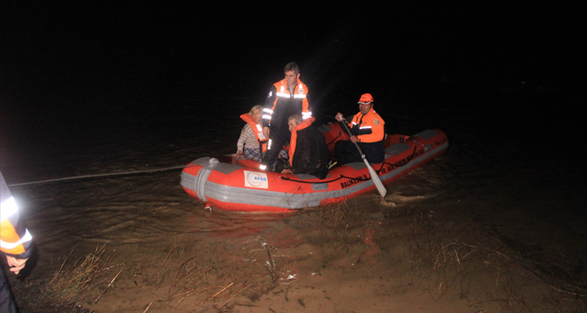 Ayvalık&#039;ta sel felaketi! Mahsur kalanları AFAD botlarla kurtardı