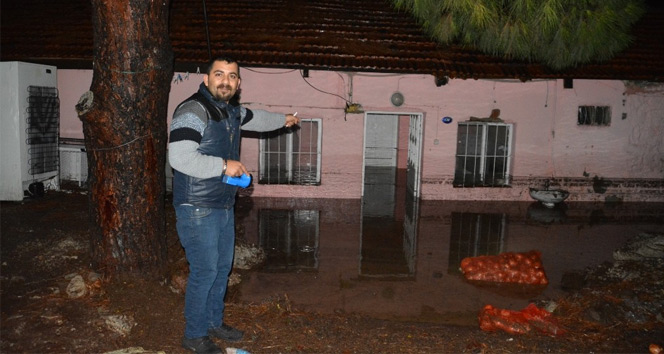 İzmir&#039;de onlarca ev ve iş yerini su bastı