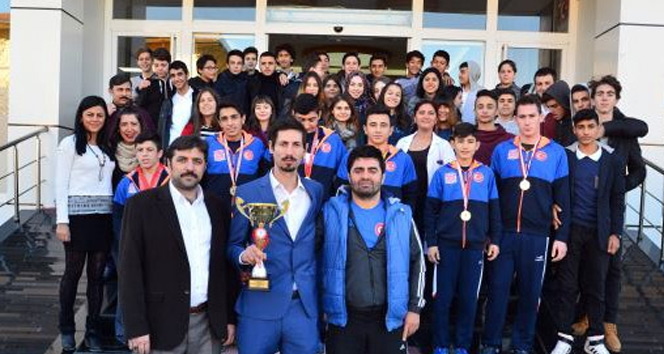 Taşdelen Uğur Okulları, tüm şampiyonluk kupalarını aldı