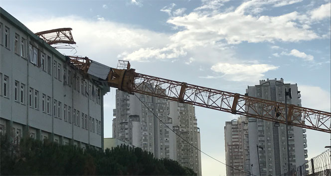 İzmir&#039;de 50 metrelik kule vinç lise binasının üstüne devrildi