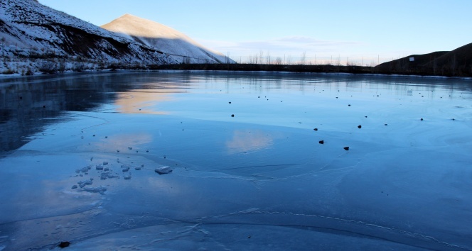 Erzurum&#039;da soğuk hava göleti dondurdu