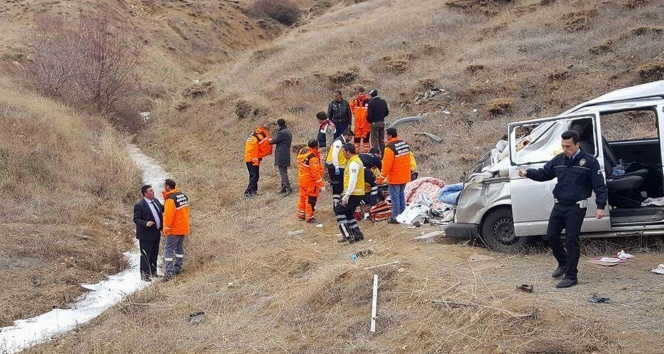 Sivas&#039;ta hafif ticari araç şarampole devrildi: 1 ölü, 6 yaralı