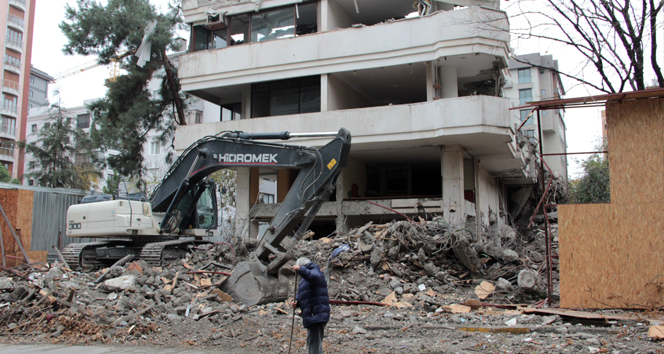 Kadıköy&#039;de bir binanın duvarı çöktü