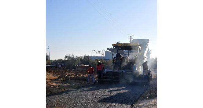 Erdemli Belediyesi, sıcak asfalt çalışmalarına devam ediyor