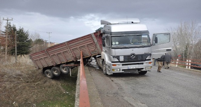 Konya’da iki TIR’ın çarpıştığı kaza ucuz atlatıldı