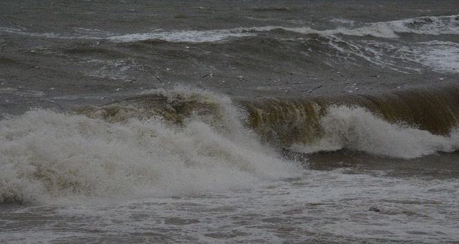 Karadeniz’de fırtına çıktı dalga boyu 5 metre oldu