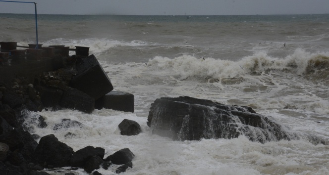 Karadeniz&#039;de fırtına çıktı dalga boyu 5 metre oldu