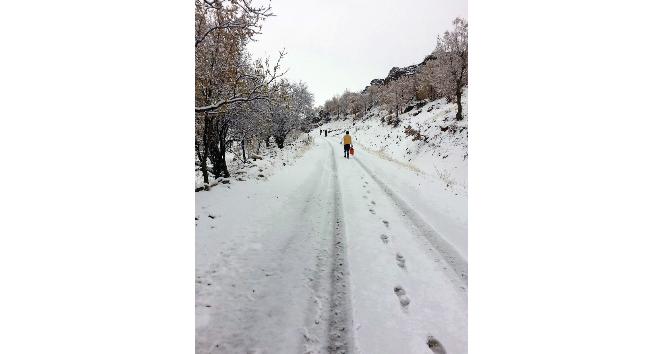 Sağlık ekipleri karlı havada hastaya ulaşmak işçin 5 kilometre yürüdü