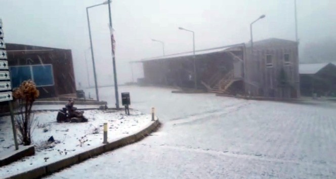 İzmir’e kar yağdı, vatandaşlar şaşkına döndü