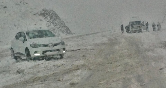 Bingöl’e kar yağdı, araçlar yolda kaldı