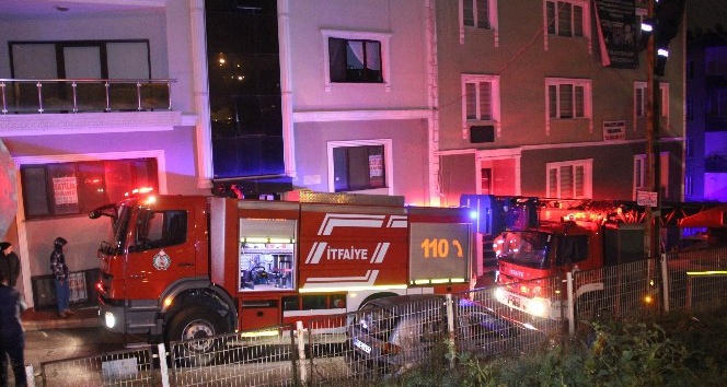 Apartmandaki elektrik panosu yangınında 5 kişi hastanelik oldu