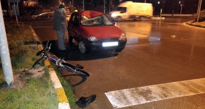 Bisikletli yaşlı adama otomobil çarptı