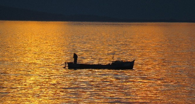 Balıkçıların kartpostallık gün batımı mesaisi