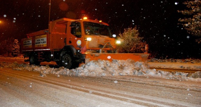 Konya Büyükşehir, kar ve buzlanmaya karşı 24 saat göreve hazır