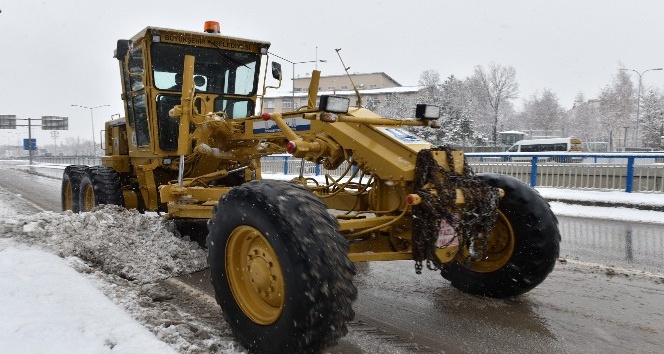 Büyükşehir’in timleri kent merkezi ve kırsalda karla mücadele ediyor