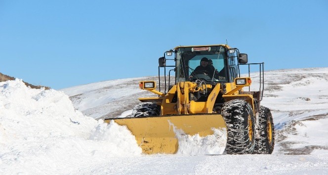 Sivas’ta kar köy yollarını kapattı