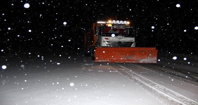 Nevşehir’de karayolları ekipleri karla mücadele ediyor