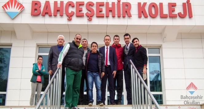 Küçük dev Halil Mutlu, Bahçeşehir Okulları öğrencileriyle buluştu