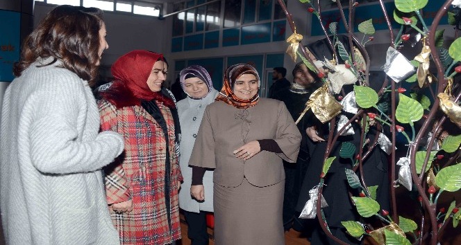 Vali Vasip Şahin’in eşi, Tuzla Belediyesi Gönül Elleri Çarşısı’nı ziyaret etti