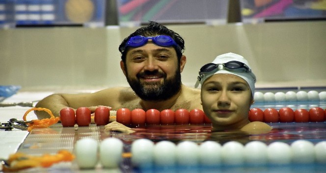 Başkan Murat Hazinedar, engelli yüzücüyle kozlarını paylaştı