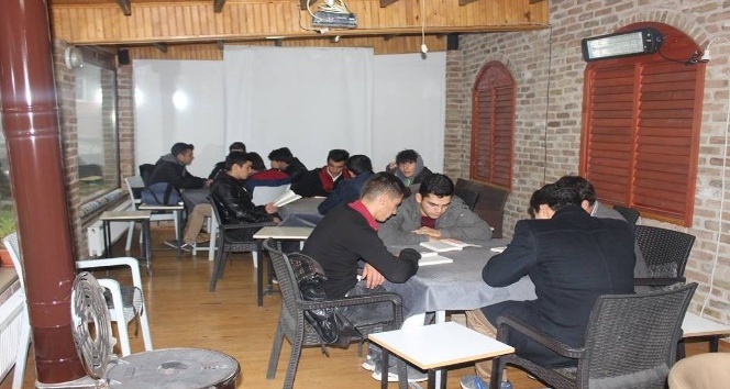 Karaman’da gençler kıraathanelerde buluşup kitap okuyor