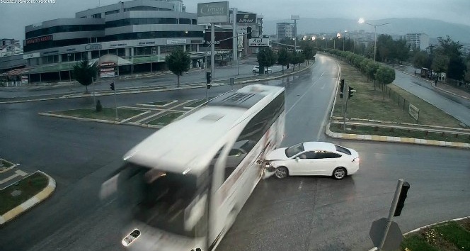 Tokat’ta MOBESE kameralarına yansıyan ilginç trafik kazaları