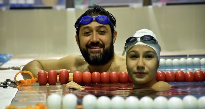 Başkan Murat Hazinedar, engelli yüzücüyle kozlarını paylaştı