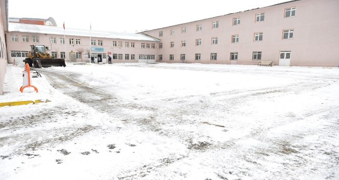 Yakutiye belediyesi, okul bahçelerinin karını aldı