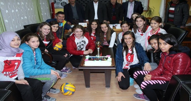 Eskigediz Belediye Gazispor Kız Voleybol Takımı için kutlama programı