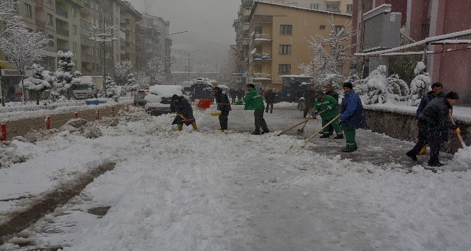 Hakkari Belediyesinde karla mücadele çalışması