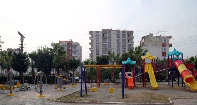 Erdemli’de parklar oyun grupları ve spor aletleriyle donatılıyor