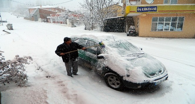Kar Posof’ta yolları kapattı, okullar tatil edildi