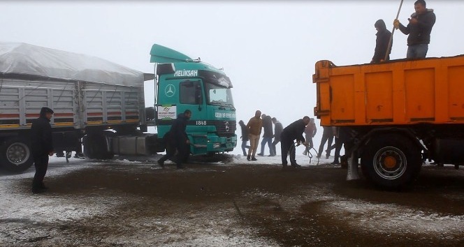Kars’ta Digor yolunda kayan tır trafiği durdurdu