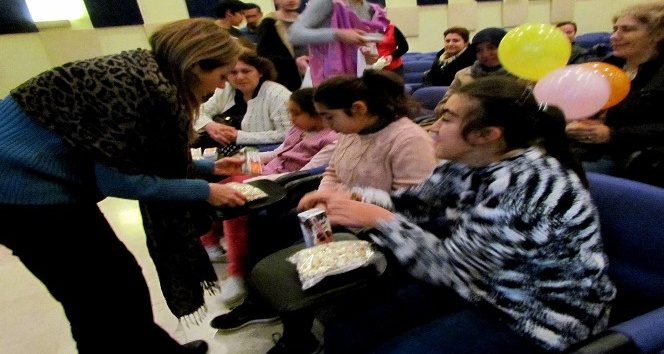 Çeşme’de üniversite öğrencileri, engelli çocuklara el uzattı