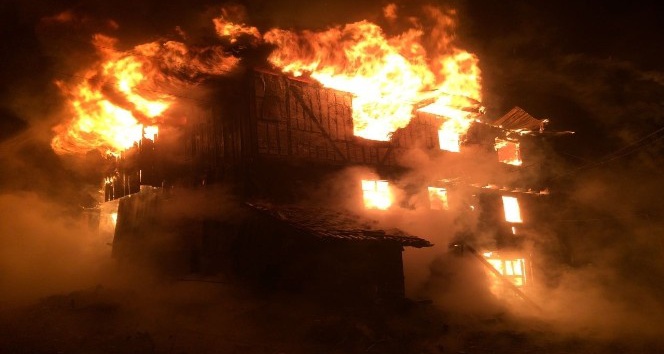 Kastamonu’da üç katlı ahşap bina tamamen yandı