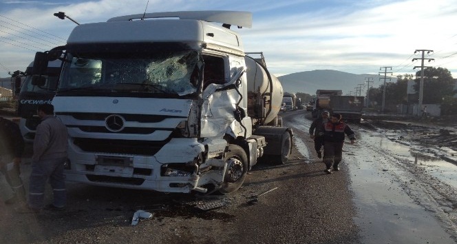 İzmir’de hafriyat kamyonu ile tanker çarpıştı: 1 yaralı