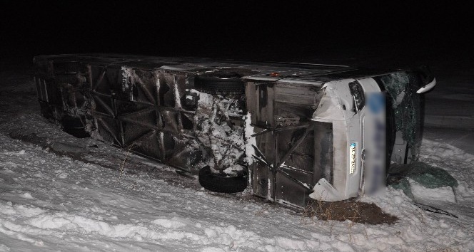 Buzlu yolda trafik kazası: 33 yaralı