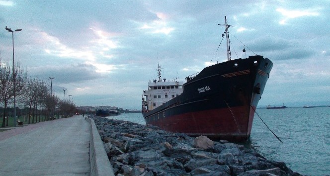 Kartal’da karaya oturan gemiler kurtarılmayı bekliyor