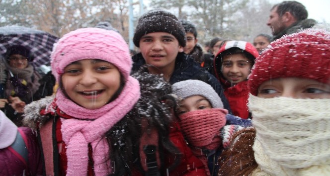 Ardahan’da kar ve tipi 22 köy yolunu kapattı