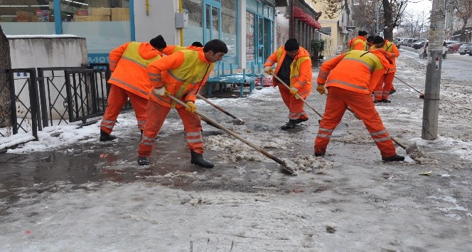 Kars Belediyesi kaldırım ve caddelerin buz ve karını temizliyor