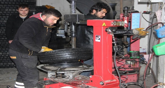 (Özel haber) Nevşehir’de lastikçilerde kış yoğunluğu yaşanıyor